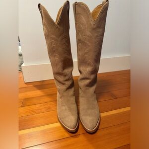 Tecovas Abby Driftwood Suede. 7